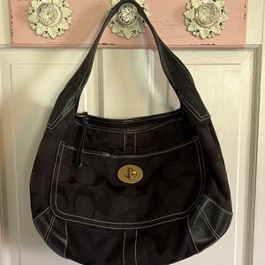 Coach Hobo w/turn lock front pocket